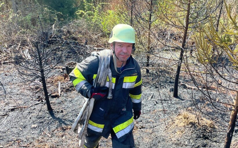 Waldbrand am Weißenegger Berg – Großeinsatz für fünf Feuerwehren