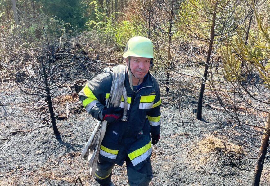 Waldbrand am Weißenegger Berg – Großeinsatz für fünf Feuerwehren