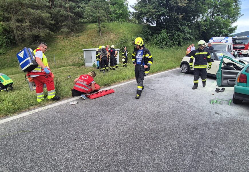 Verkehrsunfall mit eingeklemmten Personen auf der B80 Lavamünder Bundesstraße