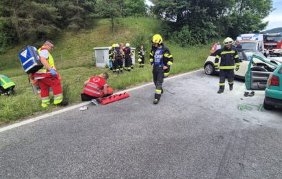 Verkehrsunfall mit eingeklemmten Personen auf der B80 Lavamünder Bundesstraße
