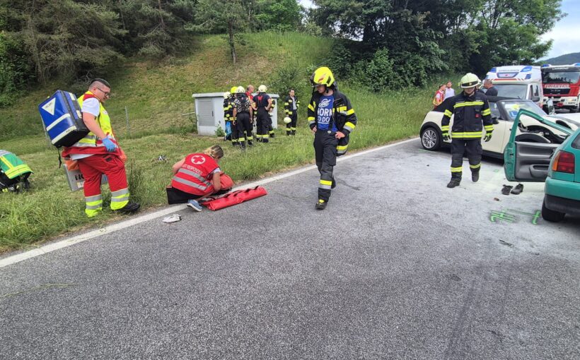 Verkehrsunfall mit eingeklemmten Personen auf der B80 Lavamünder Bundesstraße